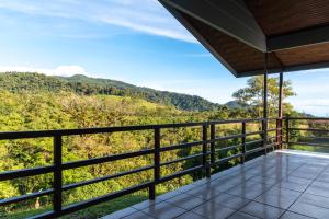 Bajos del ToroLas Calas Lodge的山景阳台。