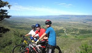 上格拉西亚Saint Michel Unidad Superior的三人骑车在山丘上欣赏风景