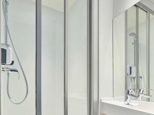 巴涅奥莱hotelF1 Paris Porte de Montreuil的带淋浴和盥洗盆的浴室