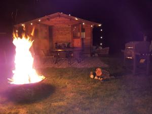 LontzenVilla&Loge的夜间小屋前的 ⁇ 火