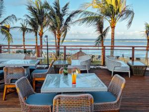 努沙杜瓦美乐滋海水浴海滨度假村巴厘岛全包酒店的一个带桌椅的海景庭院