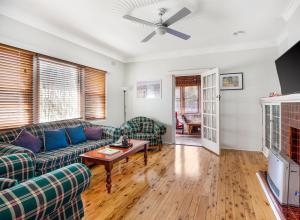 肯图巴峰会之家度假屋的客厅配有沙发和桌子