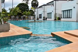 高兰Sai Naam Lanta Residence SHA Plus的度假村内的一个蓝色海水游泳池