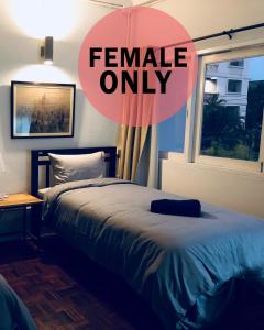 曼谷Pingplalee Female House的一间卧室,配有一张床和一个窗口,只有女性