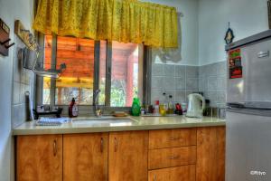 Manot曼诺特度假屋的厨房设有水槽和窗户。