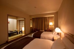 长崎新长崎酒店的酒店客房配有两张床和一张书桌