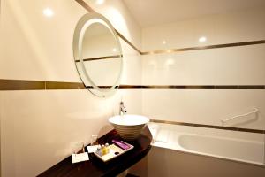 塞尔塞迪利亚勒克斯德尔波尼连酒店的浴室配有盥洗盆、镜子和浴缸