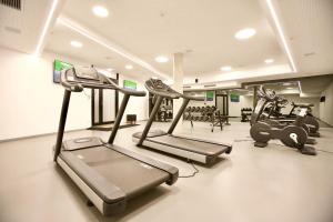 萨尔茨堡COOL MAMA Salzburg的健身房设有跑步机和椭圆机