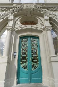 布拉格numa I Laurel的建筑中一扇带柱子的蓝色门