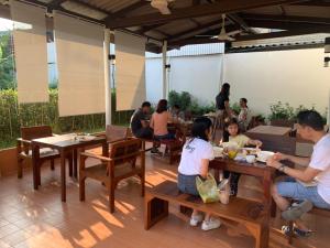 大城Baan Suan Krung Kao的一群坐在餐厅桌子上的人