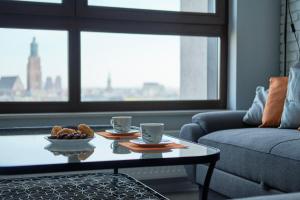 弗罗茨瓦夫Lux Apartment Center的咖啡桌,有两杯和一碗食物