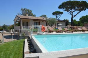 卡斯塔涅托卡尔杜奇Le Bozze "Casa Olivo"con piscina, WI-FI的一座带游泳池和房子的别墅