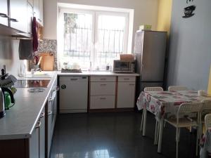 华沙Mira Rent House的厨房配有桌子和冰箱