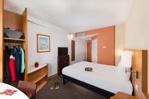 布拉格马拉斯特拉纳宜必思酒店客房内的一张或多张床位