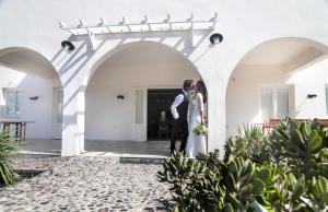 易莫洛林爱靠别墅酒店的婚礼上,新娘和新郎站在拱门下