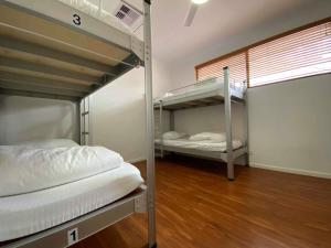 珀斯Downtown Backpackers Hostel Perth - note - Valid Passport required for check in的客房设有两张双层床和一扇窗户。