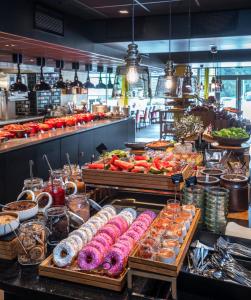 卑尔根通伯根机场酒店的自助餐,展示了多种不同类型的食物