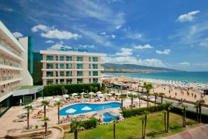 阳光海滩DIT依维卡海滩俱乐部酒店 - 全包的一个带游泳池和海滩的度假胜地