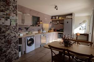 Le Panorama des Alpilles的厨房或小厨房
