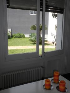 滨海普雷米亚肯恩巴特列公寓的享有庭院景致的开放式窗户