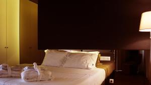 ValdosendeAgrinho Suites & Spa Gerês的酒店客房的床上配有2条毛巾