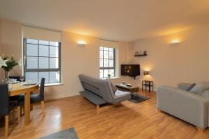 诺丁汉Stylish & Cosy Apartment的带沙发、桌子和电视的客厅
