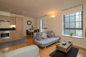 诺丁汉Stylish & Cosy Apartment的客厅配有沙发和桌子