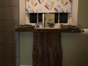 比尔斯韦尔斯Chapel House Cottage的浴室的柜台设有水槽和镜子