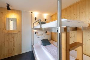 因特拉肯RiverLodge TCS Training & Freizeit AG的小房间设有两张双层床