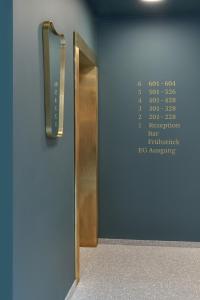 慕尼黑Hotel MIO by AMANO的蓝色墙壁的房间里,电梯门