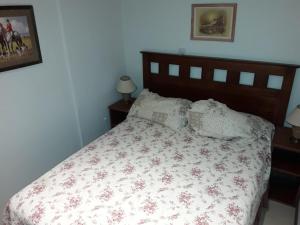 拉斯莱尼亚斯Colorina Las Leñas - Consorcio ATENAS的一间卧室配有一张带花卉床罩的床