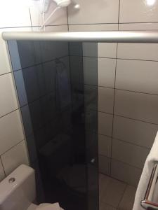 VacariaPOUSADA DAS PIPAS的浴室设有玻璃淋浴间和卫生间