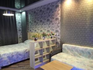 哈尔科夫Apartment on Yuvilejnyj avenue的一间卧室配有一张床、一张桌子和一张沙发