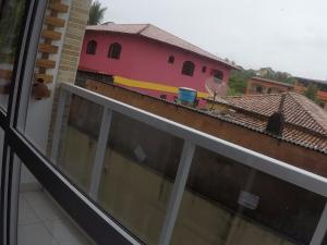 安谢塔Praia Castelhanos - ES的阳台享有一座带火车的建筑的景致。