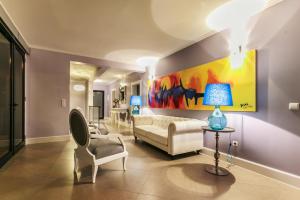 滨海保尔Villa do Paul by LovelyStay的客厅配有沙发、椅子和绘画作品
