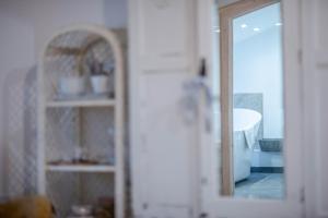 克里克豪厄尔MAISON50的浴室配有白色浴缸和镜子