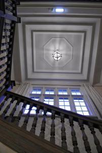 塔博雷威灵顿豪尔酒店的一个带天花板和窗户的楼梯