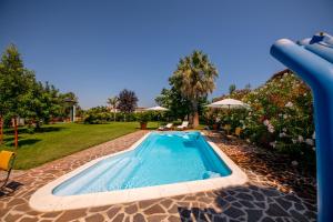 马帝斯兹罗Villa Tigli Luxury B&B的庭院里一个带滑梯的游泳池
