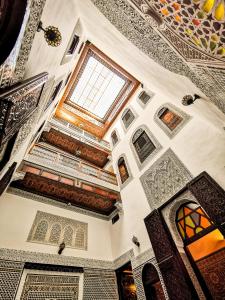 非斯Riad Farah的华丽的客房设有天花板和窗户。