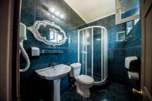 阿拉德Hotel Darosy的一间带水槽、卫生间和镜子的浴室
