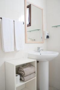 圣若热岛卡萨达斯普罗提斯酒店的浴室配有盥洗盆、镜子和毛巾