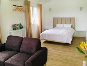 诺德什蒂Azores Casa Atlantis的客厅配有沙发和1张床