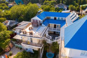 西梅伊兹Atriy Hotel的蓝色屋顶房屋的空中景致