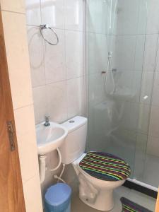 曼加拉蒂巴Pousada Alto de Junqueira的浴室配有卫生间、淋浴和盥洗盆。