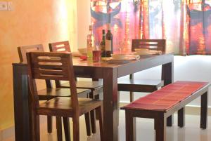 艾哈迈达巴德LE Chalet - Serviced Luxury Condominium的餐桌、椅子、木桌和椅子