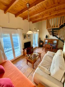 塞拉内华达Vista Nevada Ski Lodge的客厅配有沙发和桌子