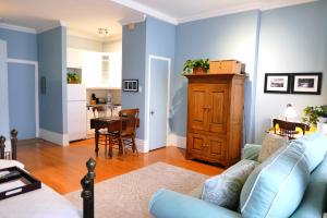 魁北克市Les Immeubles Charlevoix - Le Perchoir 1018的客厅拥有蓝色的墙壁和蓝色的沙发