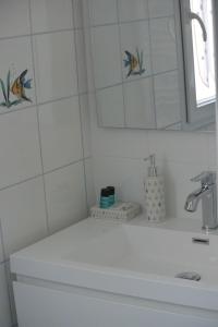 Jurançon科特奥克斯南部住宿加早餐旅馆的白色的浴室设有水槽和镜子
