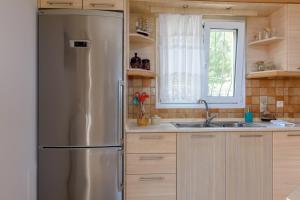KynopiástaiCasa Elisabetta Corfu的厨房配有不锈钢冰箱和窗户