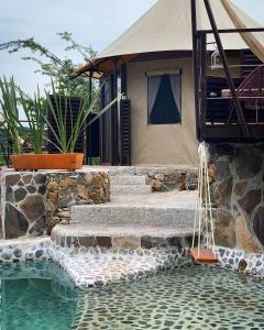迪坡斯特兰豪斯特德拉卢斯 - 豪丽思缇客Spa度假酒店的游泳池旁带楼梯的房子